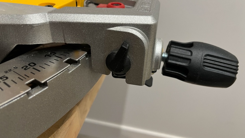 the knob is convenient for miter adjustments.