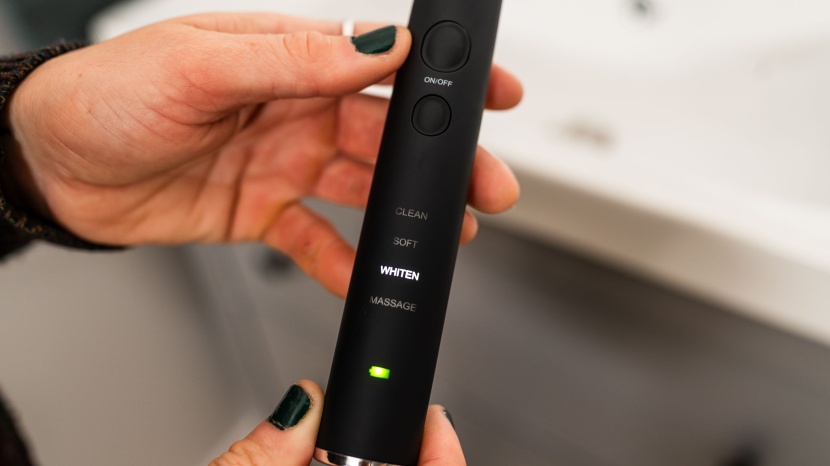 aquasonic black series - it&#039;s easy to tell what mode you&#039;re in and how much charge is left.