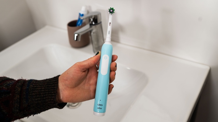oral-b pro 1000 - though the oral-b pro 1000 is on the heavier side, its single button...
