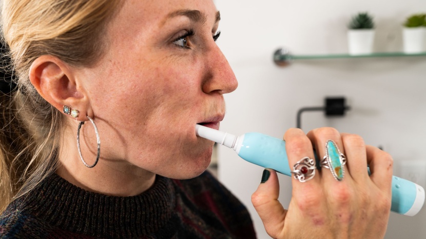 oral-b pro 1000 - the oral-b pro 1000 did a decent job cleaning those pearly whites.