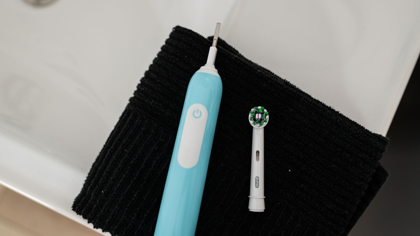 oral-b pro 1000 - the brush head is simple to take on/off.