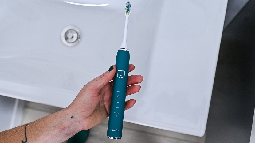 7am2m sonic - this handle feels smooth, yet easy to hold.