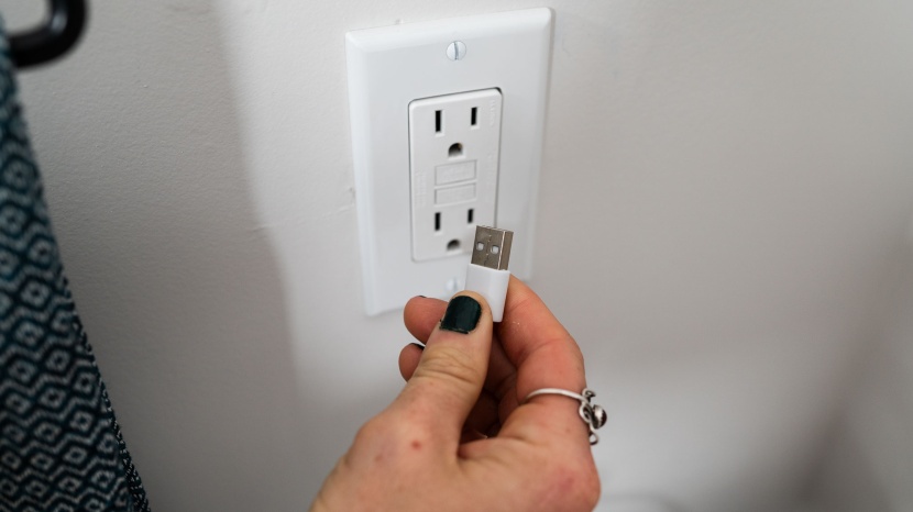 7am2m sonic - in lieu of a charging station, you receive a usb charging cord.