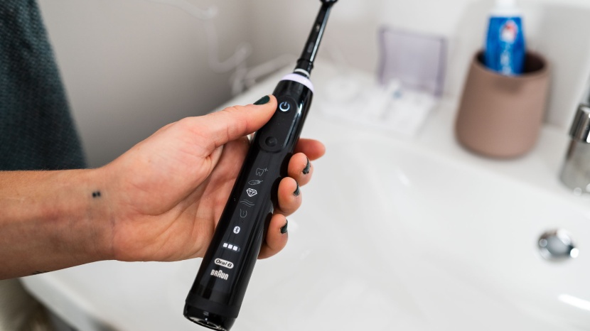 oral-b genius pro 8000 - the toothbrush clearly indicates which setting is in use through a...