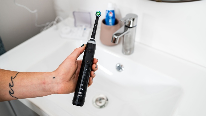 oral-b genius pro 8000 - the interface of the genius pro 8000 is easy to operate with clearly...