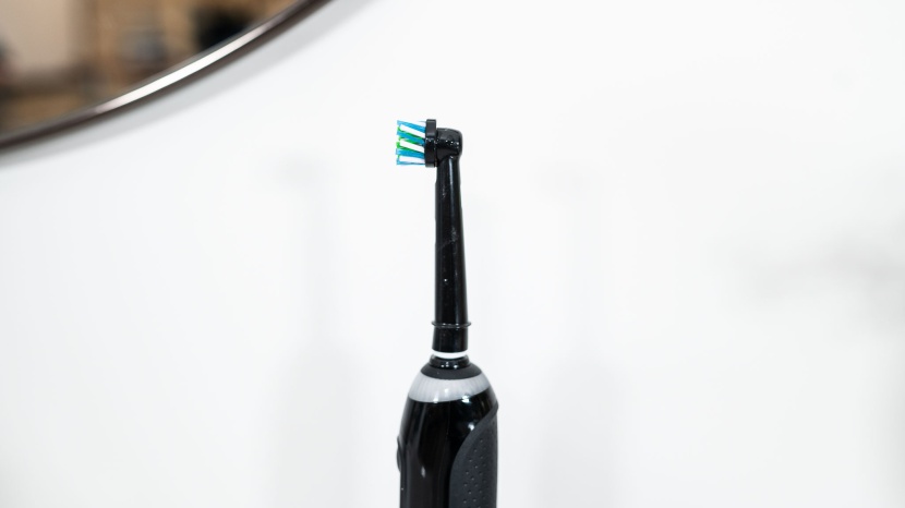 oral-b genius pro 8000 - the bulky brush head isn&#039;t the best for reaching tight spaces...