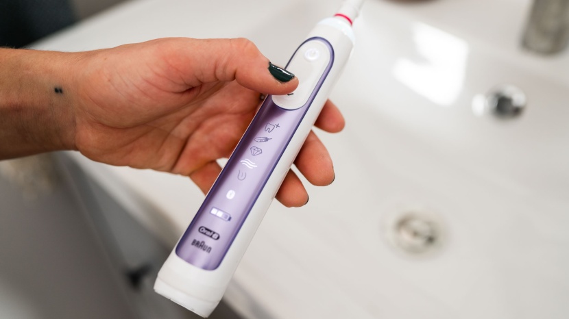 oral-b genius x - the brushes mode is indicated by a clearly lit-up symbol and can be...