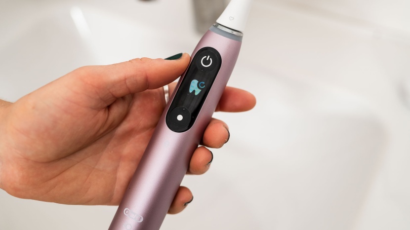 oral-b io series 9 - the small screen displays various icons throughout the cleaning...