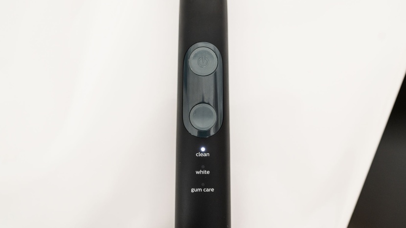 philips sonicare protectiveclean 5100 - two buttons: one to power on and the other to cycle between modes.