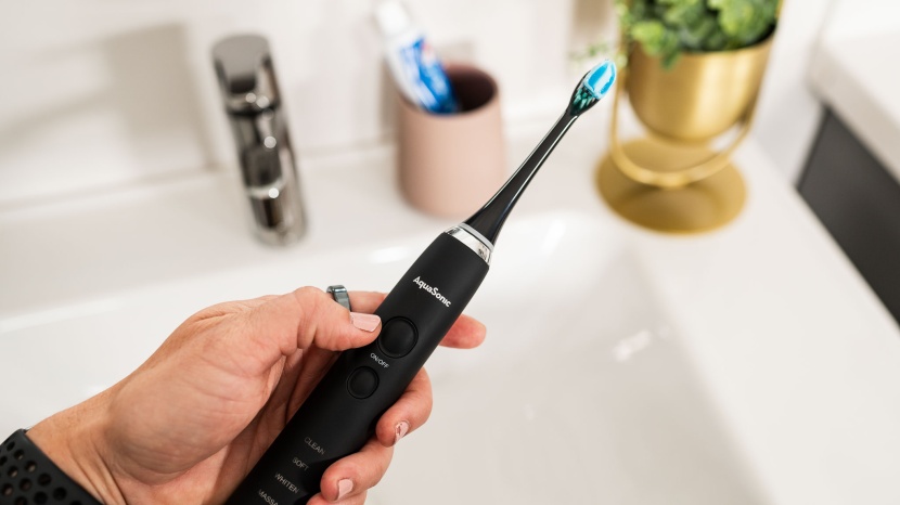 aquasonic black series - the aquasonic is easy to use thanks to its two separate buttons.