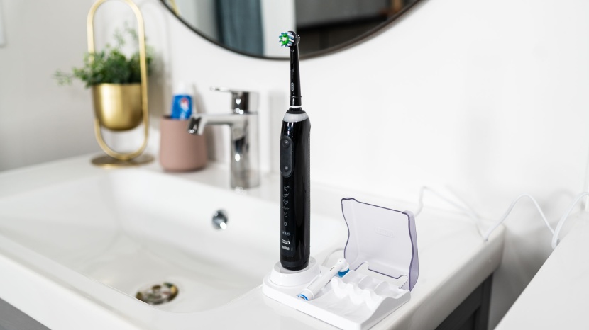 oral-b genius pro 8000 - the oral-b genius pro 8000 can be charged through its stand-up base.