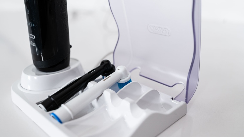 oral-b genius pro 8000 - the base is sturdy thanks to its extended brush head case.