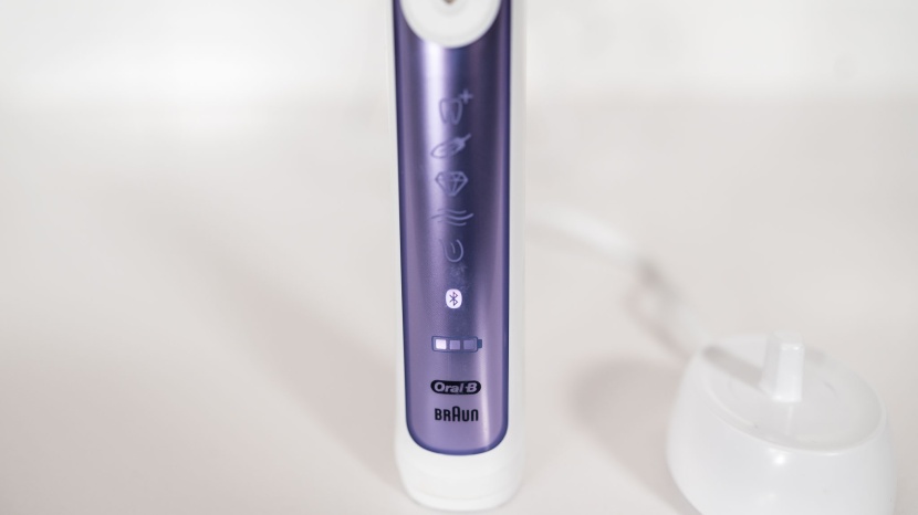 oral-b genius x - the battery life is clearly indicated by three bars on the bottom of...