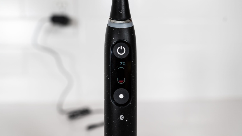 oral-b io series 10 - the battery life is indicated by a percentage and low-battery symbol.