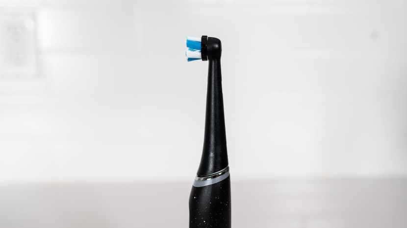 oral-b io series 10 - the cleaning power is efficient and refined.