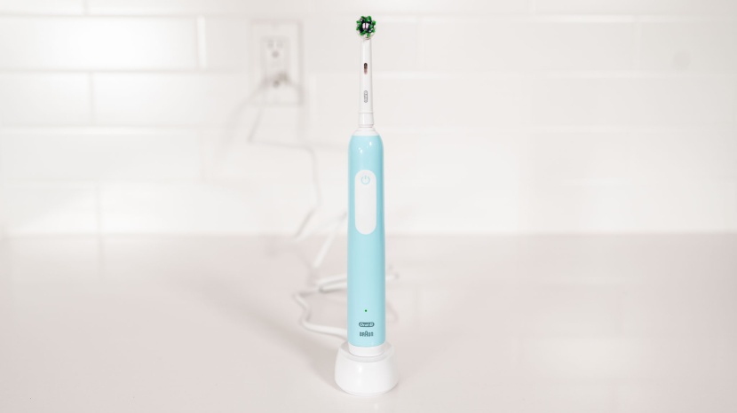oral-b pro 1000 - the pro 1000 charges by a minimalist docking station.