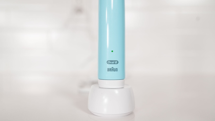 oral-b pro 1000 - the oral-b pro 1000 comes with a convenient battery indicator light.