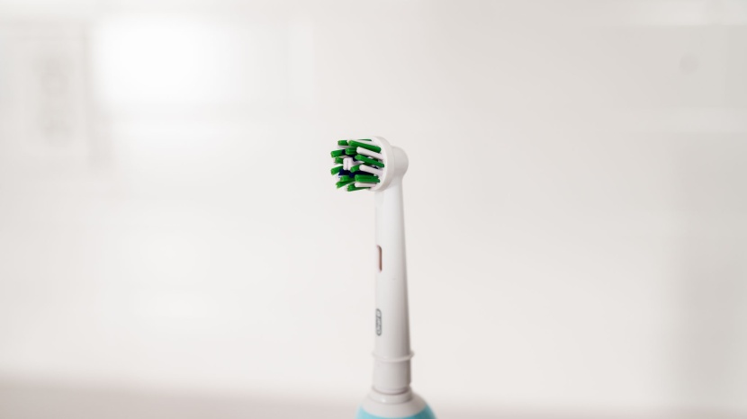 oral-b pro 1000 - this deep brush head proved to be uncomfortable for sensitive gums.