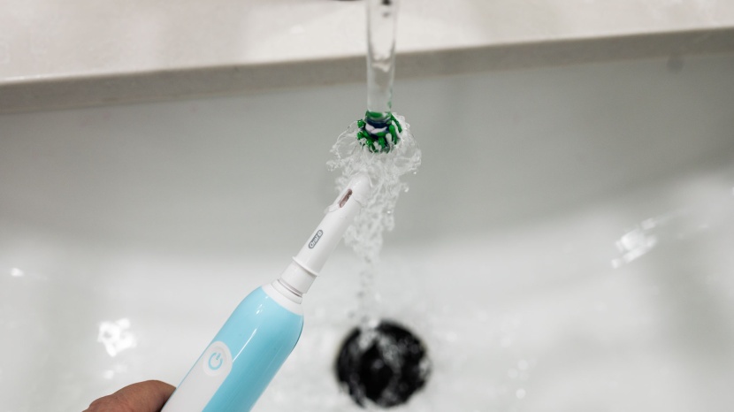 oral-b pro 1000 - this device is pretty easy to clean, mostly thanks to the smooth...