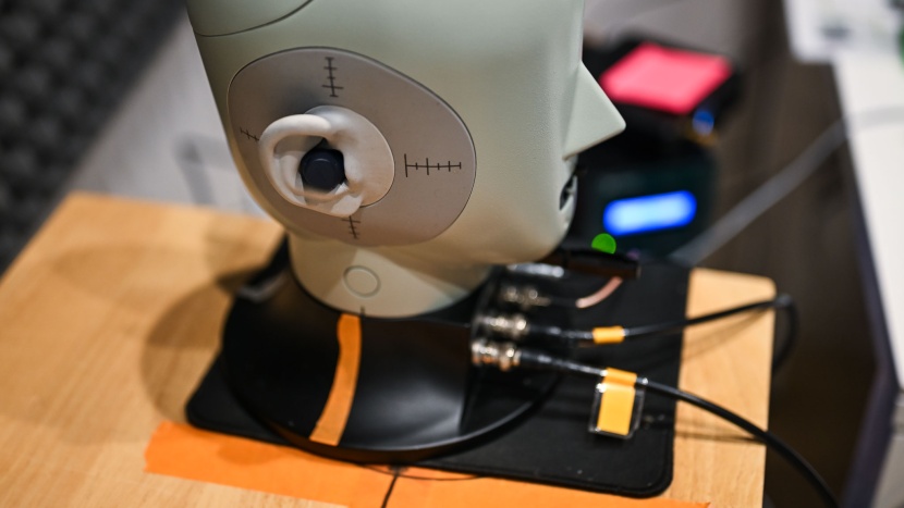 jabra elite 8 active - darwin doing the hard work to record the frequency of these earbuds.