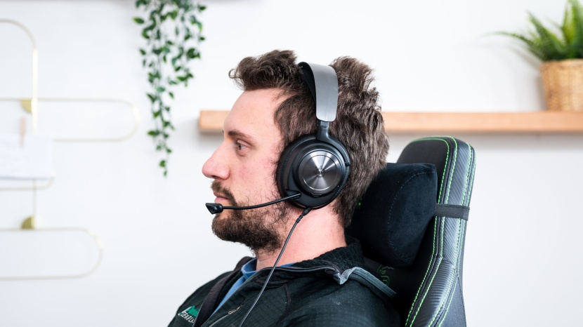 steelseries arctis nova pro - the mic retracts for convenience when traveling.