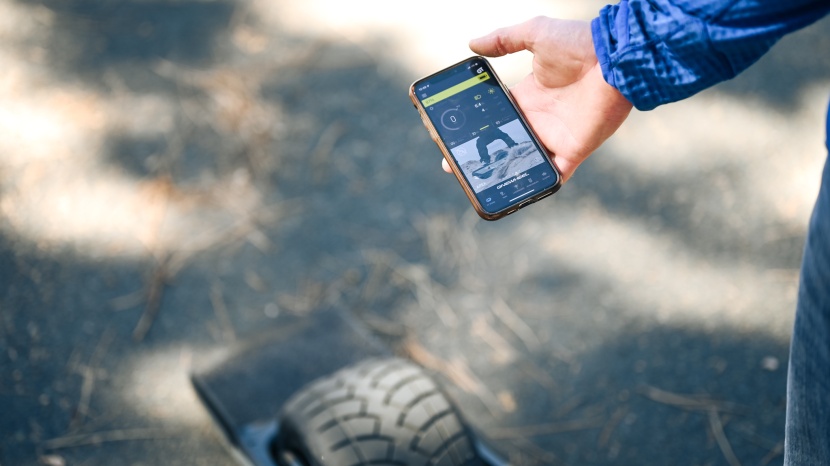 electric skateboard - onewheel&#039;s app greatly eases the learning curve of their boards.