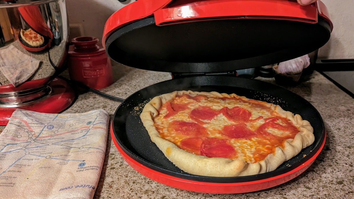 Betty Crocker Countertop Review (This basic, countertop pizza maker doesn't offer much outside of convenience of making pizzas at home.)