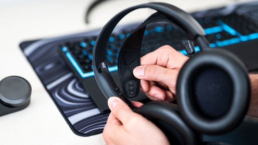 steelseries arctis nova pro - elastic headband piece could wear out over time, and can be a little...