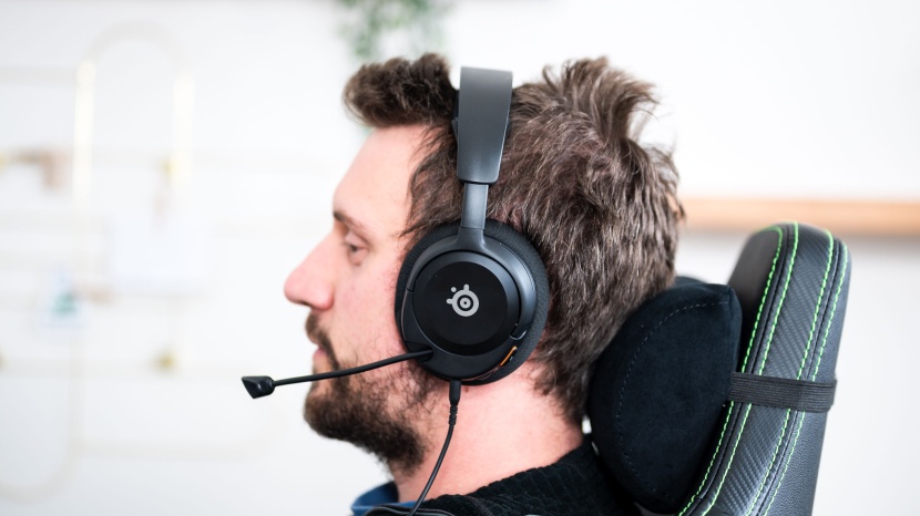 steelseries arctis nova 1 - the retractable mic stays put without much effort.