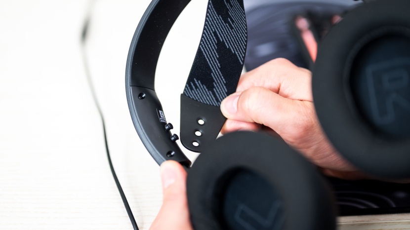 steelseries arctis nova 1 - the elastic band takes a little getting used to.