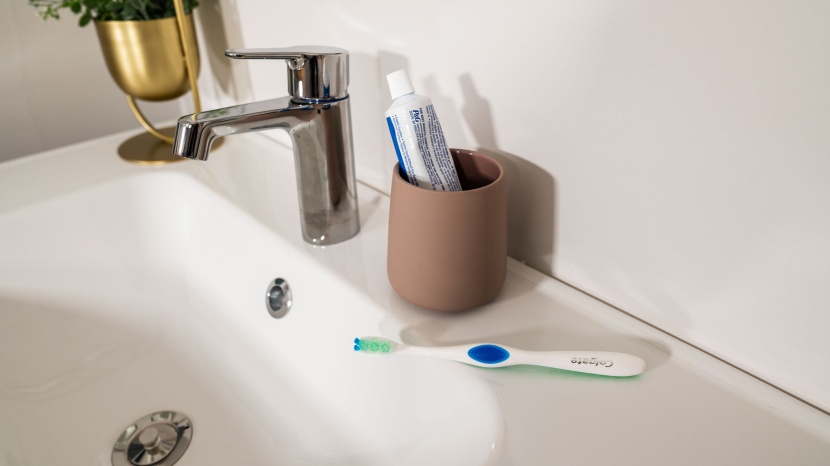 colgate 360 sensitive extra soft - this model won&#039;t sit flat without rolling over, unless you set it...