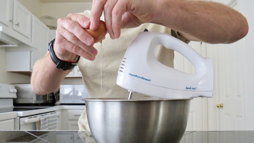 hand mixer - thanks to the hamilton beach&#039;s bowl rest, there&#039;s no need to dirty...