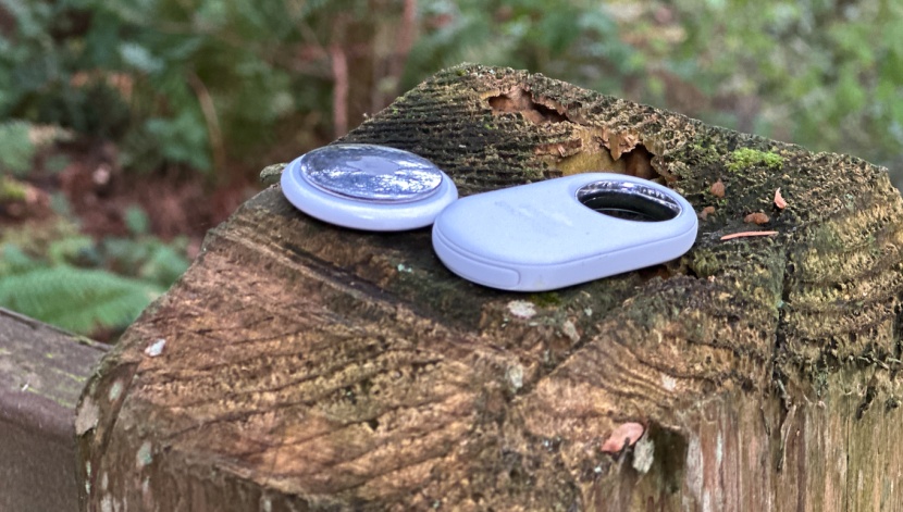 samsung smarttag2 - the airtag (left) and smarttag 2 (right).