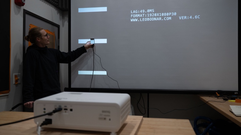 benq home cinema ht2060 - testing projector response time with a video input lag test device...