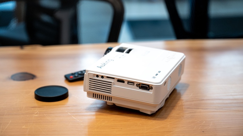 auking mini 1080p - the auking mini mini has a poor selection of ports and leveling...