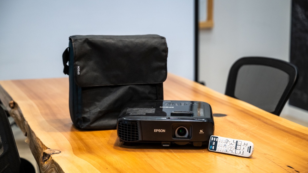 epson pro ex9240 - the epson pro ex9240 offers a sweet medley of characteristics that...