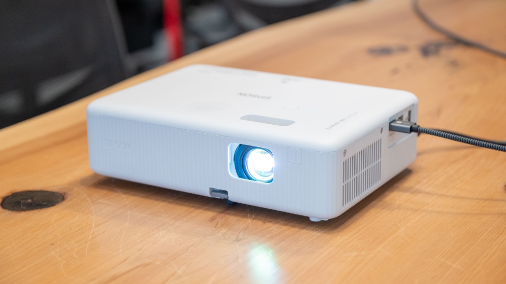 epson epiqvision flex co-w01 - the epson epiqvision flex co-w01 shines with its portability and...