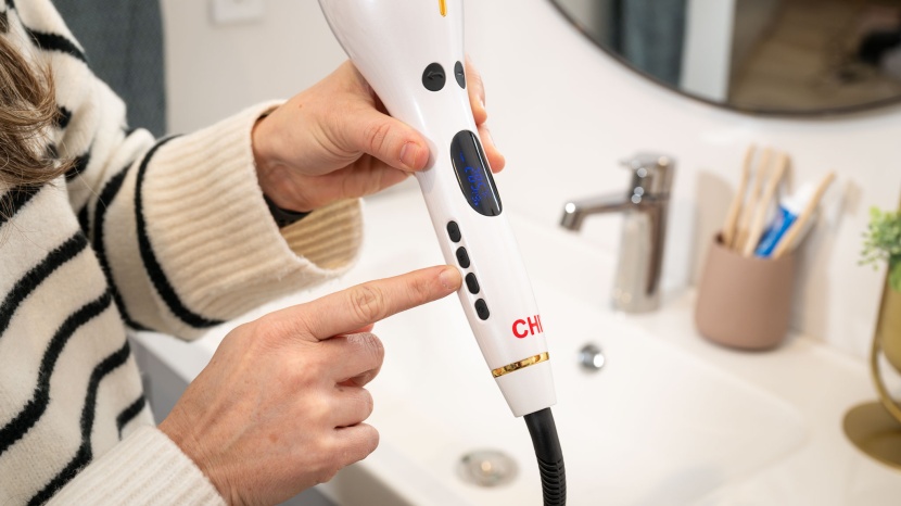 the chi spin n curl has buttons on the side and displays temperature...