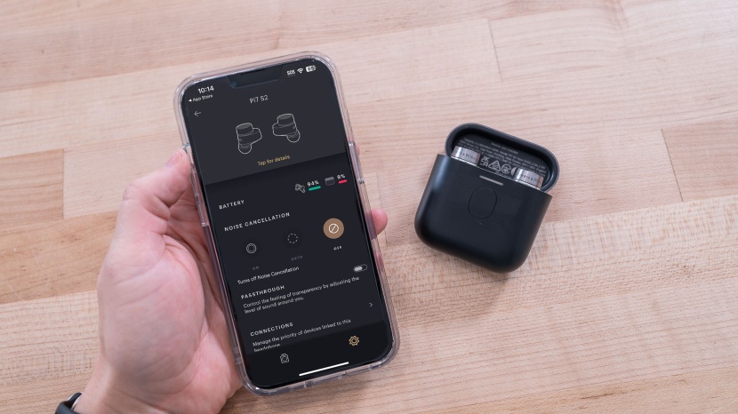 bowers &amp; wilkins pi7 s2 - though barebones, the app does show real-time battery life data.