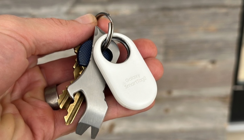 the smarttag2 has a large keyring hole so it can be hooked on to...