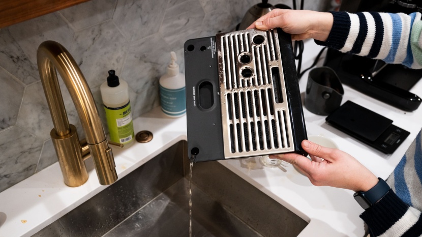 dumping the gunk. draining the drip tray is easy. perfectly placed...