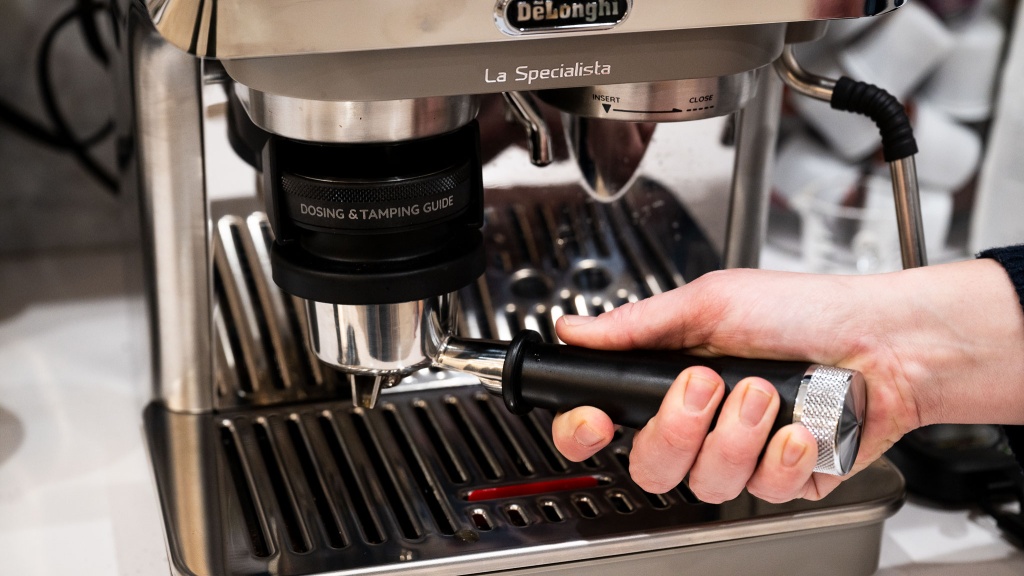 de&#039;longhi la specialista arte - locking in our portafilter for the next shot.