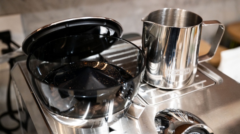 de&#039;longhi la specialista arte - popping the lid off the hopper. this unit&#039;s grinder produces decent...