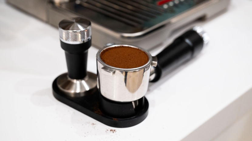 de&#039;longhi la specialista arte - the de&#039;longhi comes with a sturdy tamper.