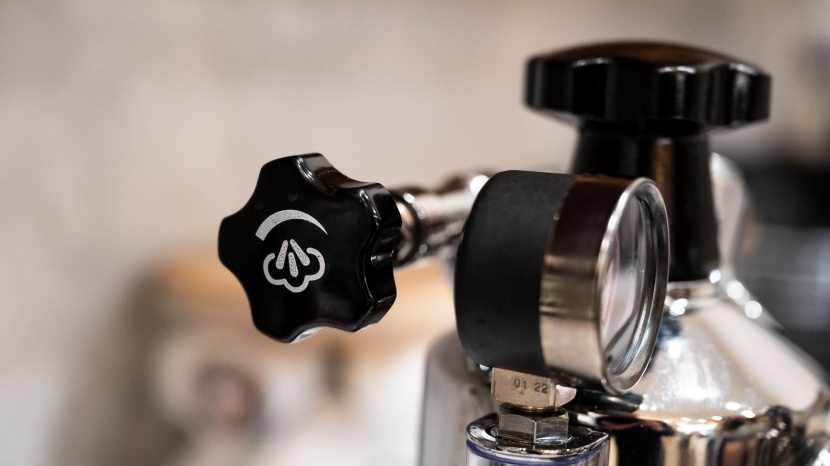 la pavoni - a close up of the pressure knob. we didn&#039;t like having to release...