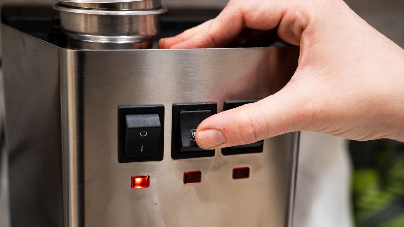 gaggia classic evo pro - using the center rocker switch to control our shot. the user has...