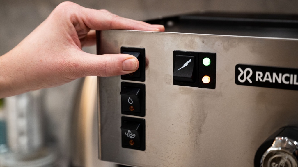 rancilio silvia - testing the rancilio silvia&#039;s control panel. it&#039;s super easy to...