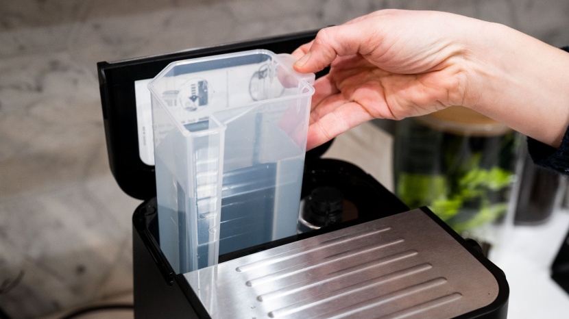 de&#039;longhi stilosa - refilling the water tank is painless when compared to other machines.