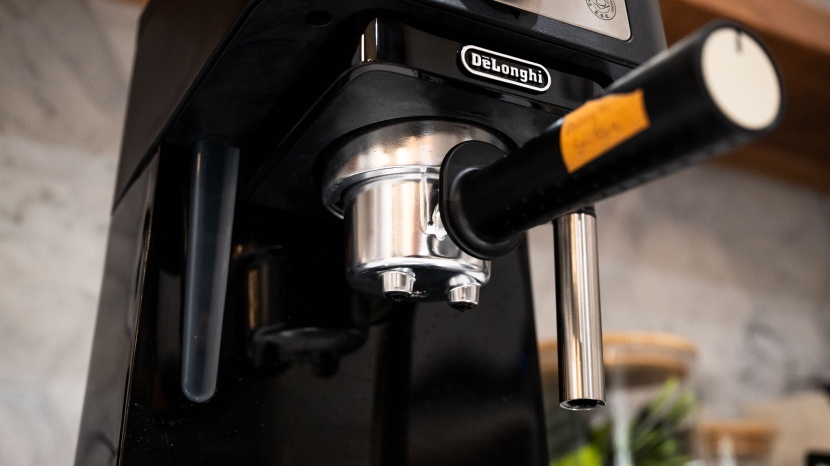 DeLonghi STILOSA エスプレッソメーカー EC2534-BK De'Longhi Stilosa Espresso Maker + Reviews | Crate & Barrel