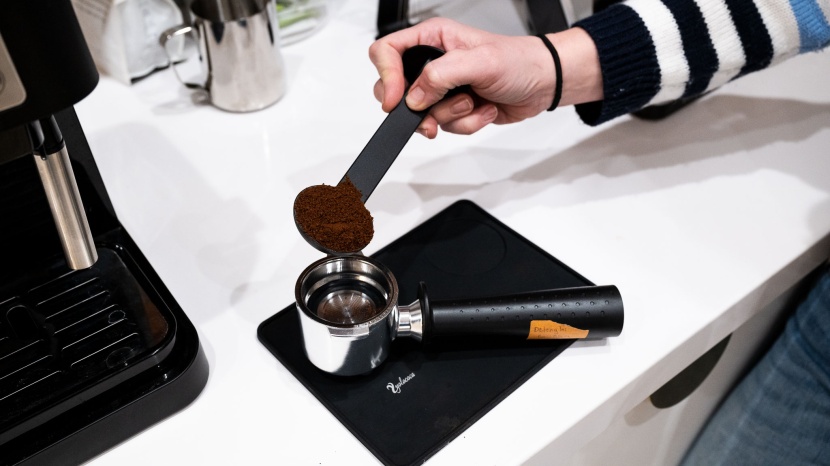 de&#039;longhi stilosa - measuring out our coffee dose. one of the stilosa&#039;s biggest problems...